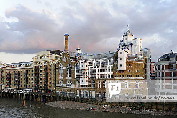 UK  London  South Bank  historische Gebäude entlang der Themse