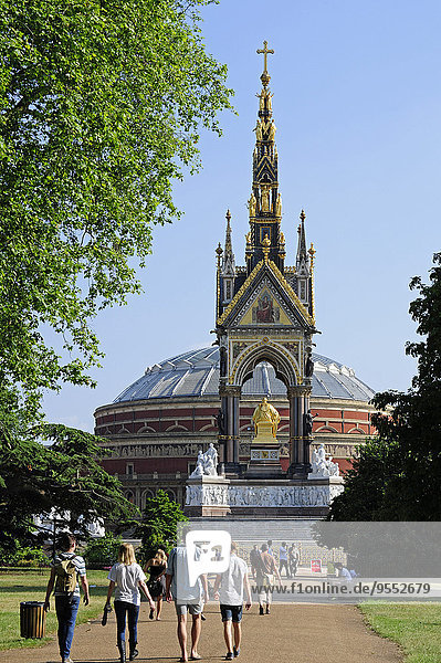 UK  London  Kensington Gardens  Menschen  die zum Albert Memorial und zur Royal Albert Hall gehen.