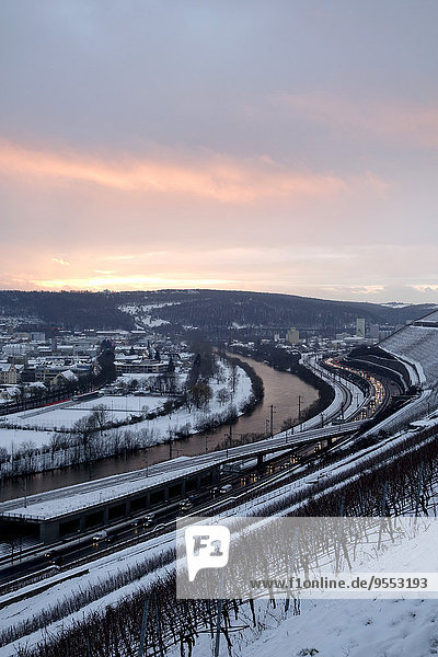 Deutschland  Würzburg  Weinberg und Verkehr am Main im Winter