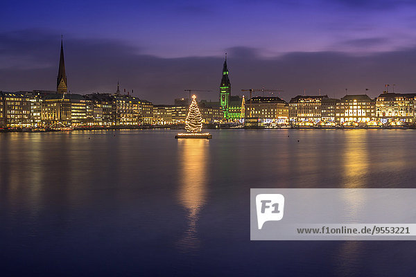 Deutschland  Hamburg  Stadtsilhouette mit beleuchtetem Weihnachtsbaum an der Alster