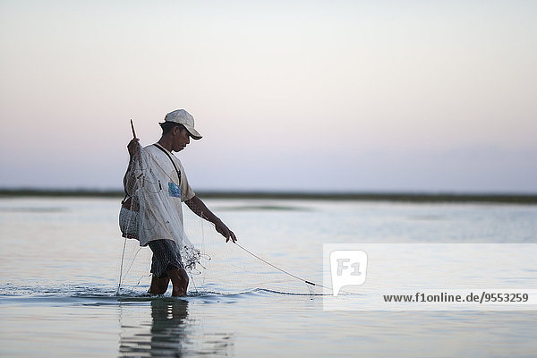 Indonesien  Bali  Fischer bei der Arbeit im Meer