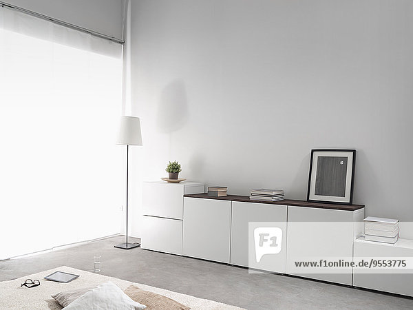Weißes Sidebord in einem modernen Wohnzimmer