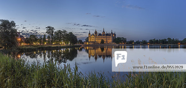 Deutschland  Mecklenburg-Vorpommern  Schwerin  Schloss Schwerin am Abend