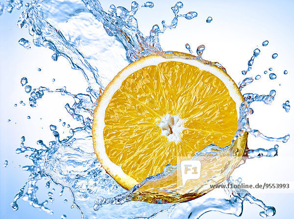 Orangenscheibe mit Wasserspritzer