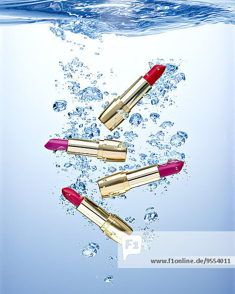 Vier wasserdichte Lippenstifte unter Wasser