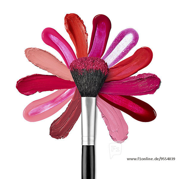 Lippenstift- und Nagellackstriche mit Puderpinsel in Blütenform