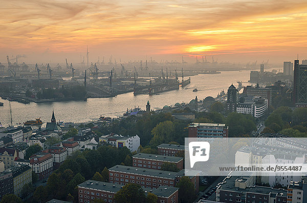 Deutschland,  Hamburg,  Hamburger Hafen bei Sonnenuntergang