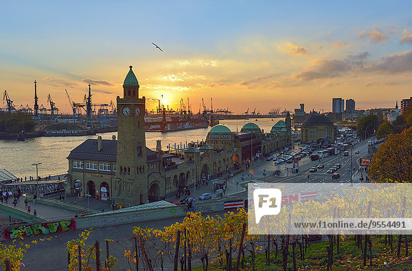 Deutschland,  Hamburg,  Hamburger Hafen und Landungsbrücken bei Sonnenuntergang