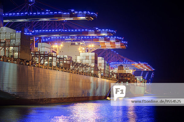 Deutschland  Hamburg  Blick auf beleuchteten Containerterminal bei Cruise Days
