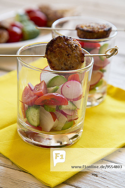 Salat im Glas und Fleischklößchen am Spieß