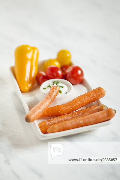 Babygroße Gemüsekarotten  Tomaten  Paprika mit Sour-Cream-Dip  Studio
