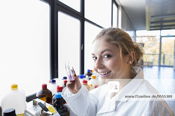 Porträt einer lächelnden jungen Chemikerin im Labor