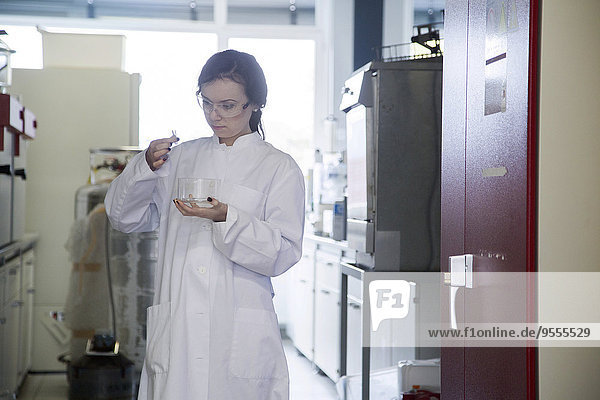Junge Wissenschaftlerin in einem biochemischen Laboratorium