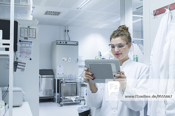 Wissenschaftler im Labor mit digitaler Tablette
