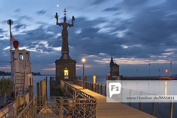 Deutschland  Baden-Württemberg  Bodensee  Konstanz  Imperia-Statue im Hafen bei Tagesanbruch