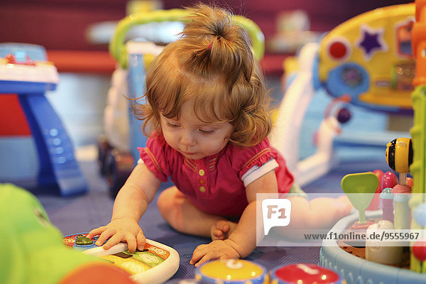 Baby Mädchen spielt mit Spielzeug in einem Spielzimmer des Kreuzfahrtschiffes