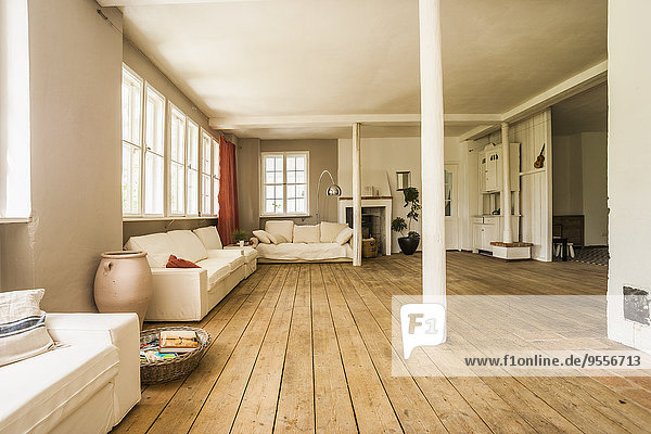 Geräumiges Wohnzimmer mit Holzboden