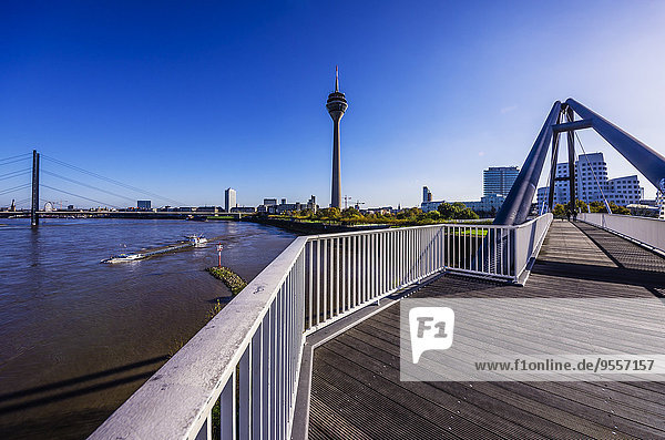 Deutschland  Nordrhein-Westfalen  Düsseldorf  Fußgängerbrücke über den Rhein und Rheinturm im Hintergrund