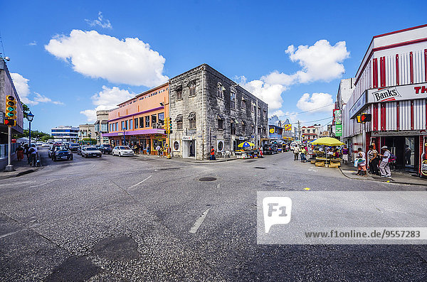 Karibik  Antillen  Kleine Antillen  Barbados  Bridgetown  Straße und Häuser