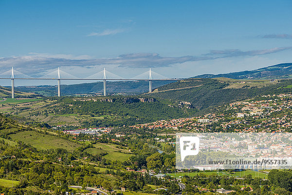 Frankreich Midi-Pyrenäen Departement Aveyron Blick auf Millau und Millau-Viadukt
