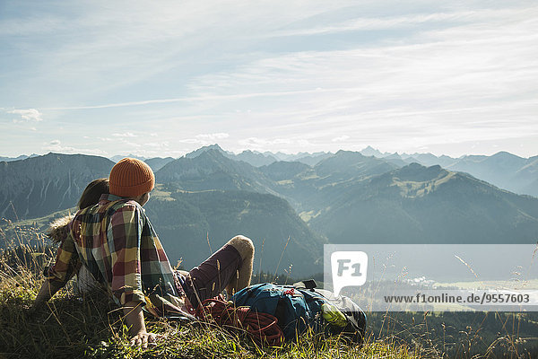 Österreich  Tirol  Tannheimer Tal  junges Paar beim Ausruhen in den Bergen