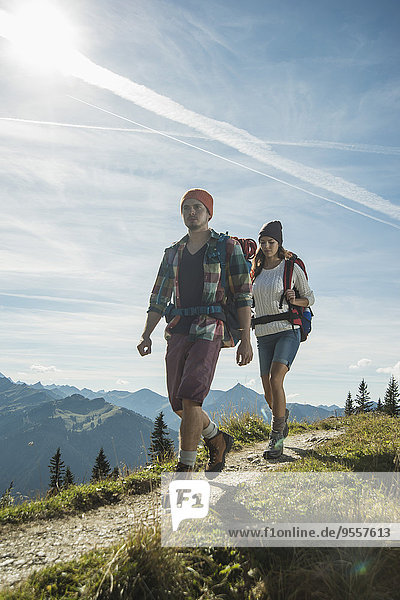 Österreich,  Tirol,  Tannheimer Tal,  junges Paar Wandern auf dem Bergweg