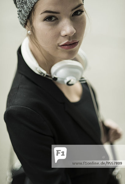 Porträt einer Frau mit weißem Kopfhörer  erhöhte Ansicht