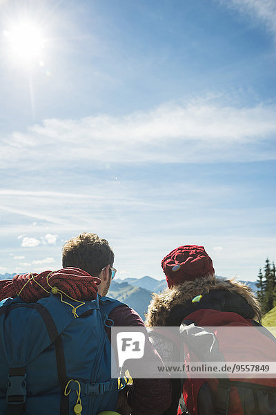 Österreich  Tirol  Tannheimer Tal  junges Paar in den Bergen mit Blick auf die Berge