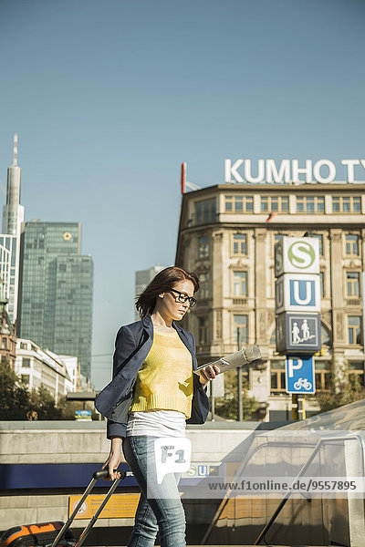 Deutschland  Frankfurt  junge Geschäftsfrau unterwegs in der Innenstadt
