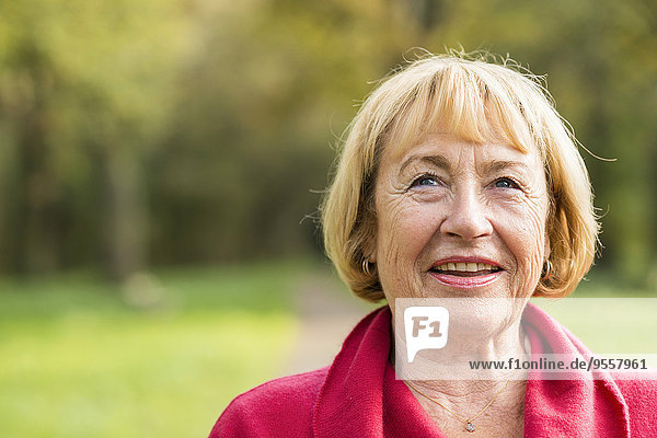 Porträt einer lächelnden blonden Seniorin