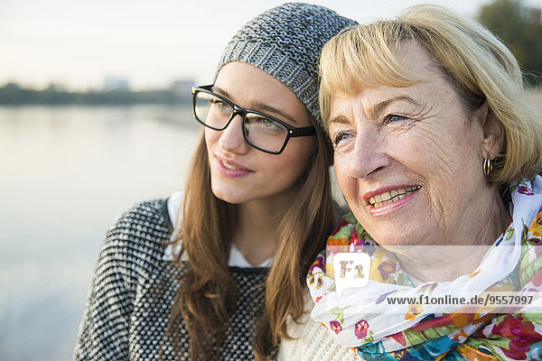 Porträt einer älteren Frau Kopf an Kopf mit ihrer erwachsenen Enkelin