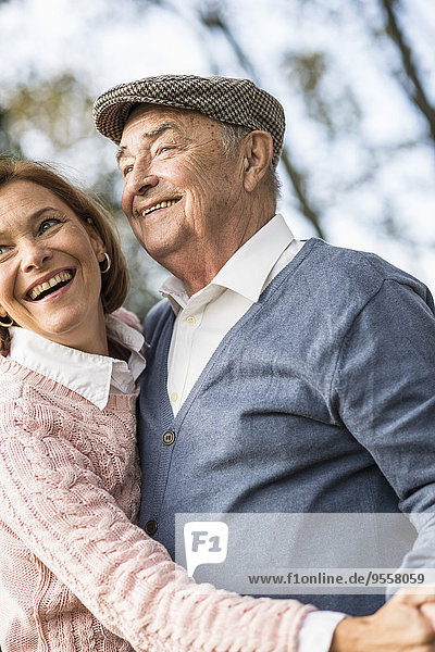 Glücklicher älterer Mann mit Tochter im Freien