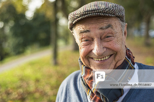 Porträt eines glücklichen älteren Mannes im Freien