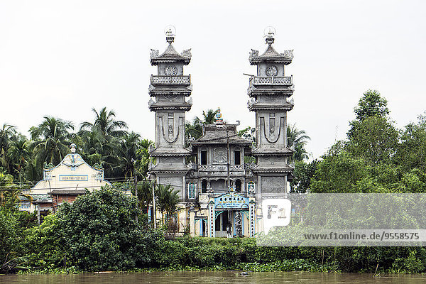 Vietnam  Nam Bo  Can Tho  Blick auf die Kirche der Konfession Cao Dai am Ufer eines Kanals