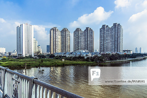 Vietnam  Ho-Chi-Minh-Stadt  Zweig des Saigon-Flusses und Apartment-Tower-Komplex