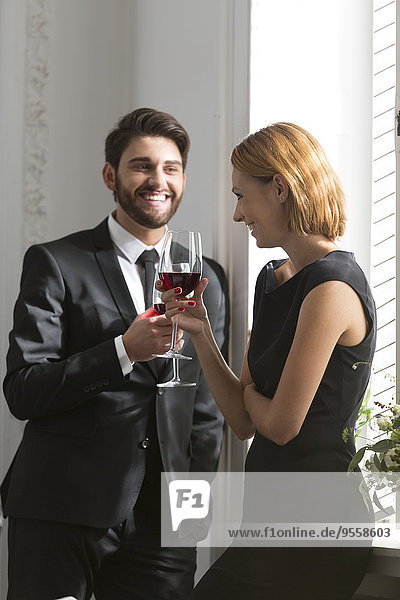 Elegantes Paar mit Rotweingläsern im Restaurant