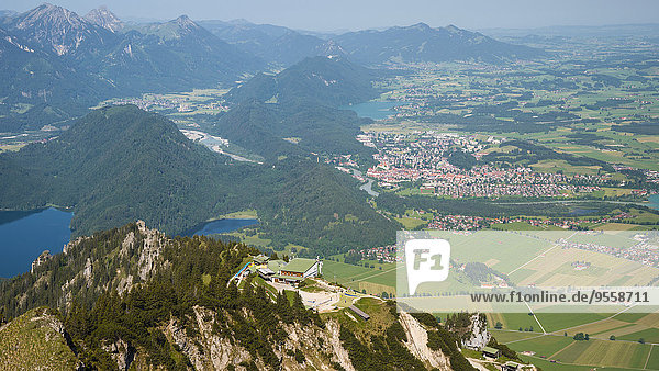 Deutschland  Bayern  Schwaben  Ostallgäu  Tegelberg  Blick auf die Bergstation der Tegelbergbahn und Füssen  Lechtal in Österreich im Hintergrund.