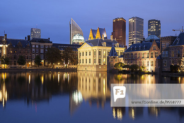 Niederlande,  Den Haag,  Binnenhof,  Hochhäuser und Museum Mauritshuis bei Nacht