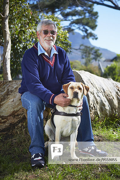 Porträt eines sehbehinderten Menschen und seines Blindenhundes