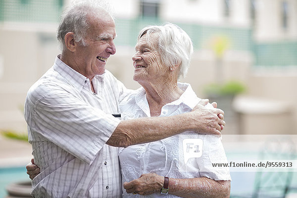 Glückliches Seniorenpaar in einem Senioren-Dorf