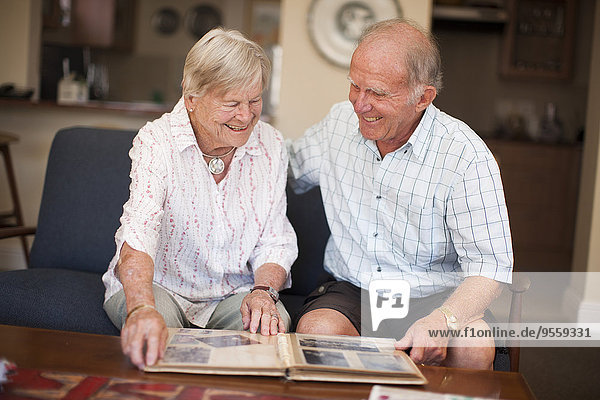 Seniorenpaar mit Fotoalbum