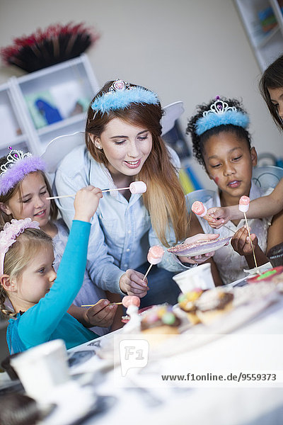 Mädchen und Teenager-Mädchen auf einer Geburtstagsparty