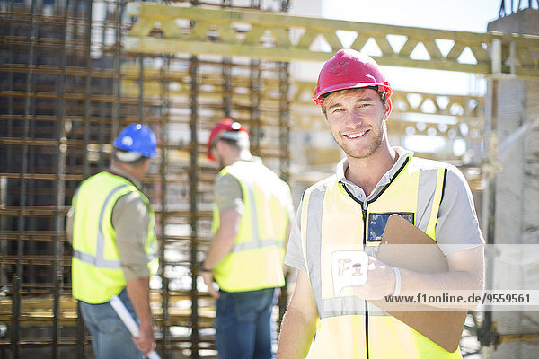 Porträt eines lächelnden Bauarbeiters auf der Baustelle