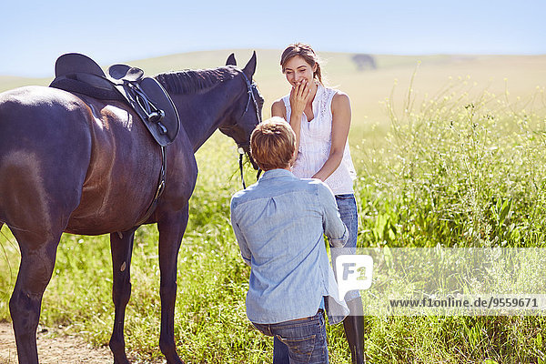 Junges Paar mit Pferd auf dem Land
