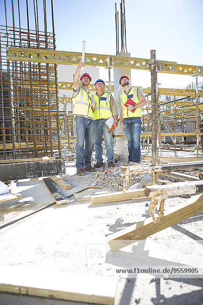 Drei Bauarbeiter auf der Baustelle