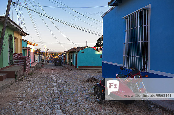 Kopfsteinpflaster Farbaufnahme Farbe Gebäude Straße parken Karibik Westindische Inseln vorwärts Motorrad Seitenansicht Trinidad und Tobago Kuba Seitenwagen