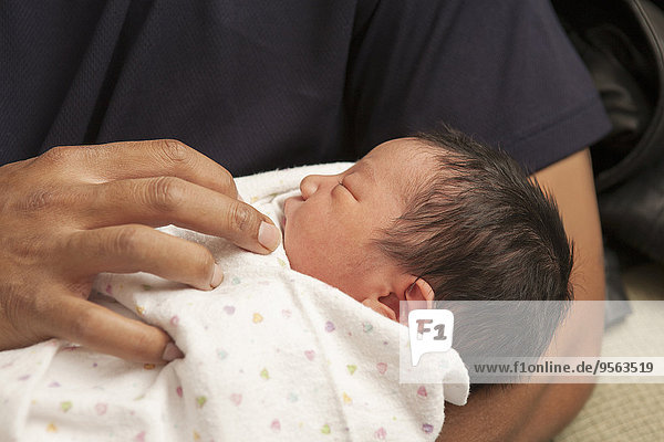 Vereinigte Staaten von Amerika USA Neugeborenes neugeboren Neugeborene Menschlicher Vater halten Close-up Mädchen Baby