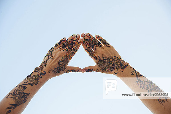 Henna Mendhi Lifestyle Frau Himmel blau streichen streicht streichend anstreichen anstreichend Form Formen Dreieck arabisch
