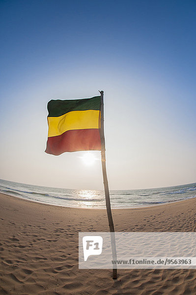 Strand Himmel Sand Fahne blau deutsch Indischer Ozean Indik Sri Lanka Holzstock Stock Südliche Provinz