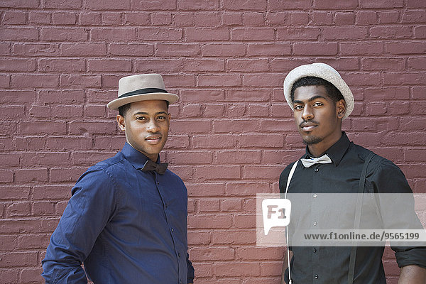 Zwei gutaussehende junge schwarze Männer